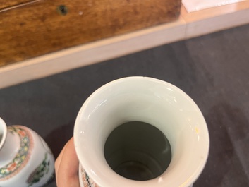 Cinq vases en porcelaine de Chine en bleu et blanc, famille rose et famille verte, 19&egrave;me/20&egrave;me si&egrave;cle