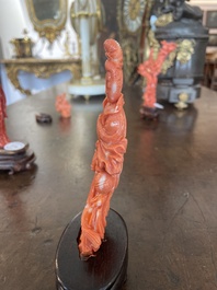 Deux figures de Shou Lao et Lan Cai He en corail rouge sculpt&eacute;, Chine, 19&egrave;me/20&egrave;me si&egrave;cle