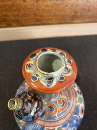 Kendi en porcelaine de Chine bleu et blanc surd&eacute;cor&eacute; &agrave; d&eacute;cor floral, Wanli et post&eacute;rieur