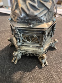 Reliquaire en forme de la Vierge &agrave; l'Enfant sur un tr&ocirc;ne de style n&eacute;ogothique en argent, probablement Hanau, Allemagne, 19&egrave;me si&egrave;cle