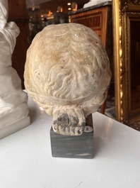 Apr&egrave;s les antiques: T&ecirc;te de dame, marbre sculpt&eacute; sur un socle en marbre, fin du 18&egrave;me si&egrave;cle