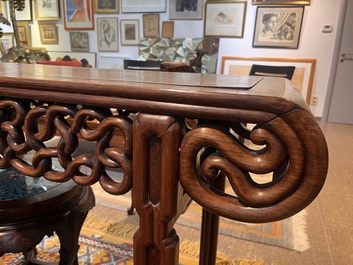 Table d'autel en bois sculpt&eacute; au plateau en bois de racine, Chine, 20&egrave;me si&egrave;cle