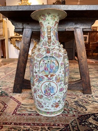 Paire de vases en porcelaine de Chine famille rose de Canton &agrave; d&eacute;cor floral et de sc&egrave;nes de palais, 19&egrave;me si&egrave;cle