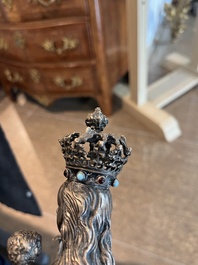 Reliquaire en forme de la Vierge &agrave; l'Enfant sur un tr&ocirc;ne de style n&eacute;ogothique en argent, probablement Hanau, Allemagne, 19&egrave;me si&egrave;cle