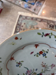 Huit assiettes en porcelaine de Chine famille rose &agrave; d&eacute;cor floral, 18&egrave;me si&egrave;cle