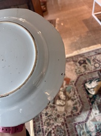 Huit assiettes en porcelaine de Chine famille rose &agrave; d&eacute;cor floral, 18&egrave;me si&egrave;cle