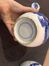 Cinq vases en porcelaine de Chine en bleu et blanc, famille rose et famille verte, 19&egrave;me/20&egrave;me si&egrave;cle