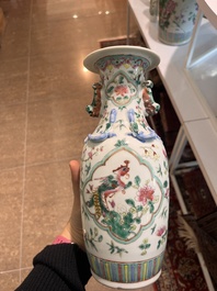 Deux pots couverts et un vase en porcelaine de Chine famille rose &agrave; d&eacute;cor floral et d'antiquit&eacute;s, 19&egrave;me/20&egrave;me si&egrave;cle