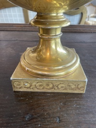 Paire de vases en porcelaine de Paris polychrome et dor&eacute;e &agrave; d&eacute;cor de sc&egrave;nes d'apr&egrave;s Teniers, France, 19&egrave;me si&egrave;cle
