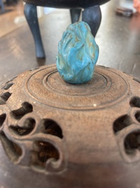 Br&ucirc;le-parfum tripod en bronze au couvercle en bois sculpt&eacute; &agrave; prise en turquoise, Chine, 19&egrave;me si&egrave;cle