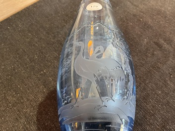 Vase en verre bleu clair &agrave; d&eacute;cor grav&eacute;, Chine, 20&egrave;me si&egrave;cle