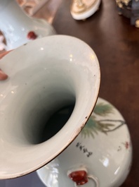 Paire de vases en porcelaine de Chine famille rose &agrave; d&eacute;cor de dame et des enfants dans un jardin de palais jouant avec un chat, 19&egrave;me/20&egrave;me s.