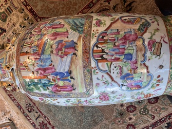 Paire de vases en porcelaine de Chine famille rose de Canton &agrave; d&eacute;cor floral et de sc&egrave;nes de palais, 19&egrave;me si&egrave;cle