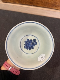 Bol en porcelaine de Chine bleu et blanc &agrave; d&eacute;cor d'oiseaux parmi des branches fleuries, marque et &eacute;poque de Jiajing