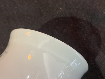 Cinq vases en porcelaine de Chine en bleu et blanc, famille rose et famille verte, 19&egrave;me/20&egrave;me si&egrave;cle