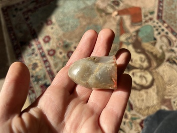 Une t&ecirc;te de bouddha sculpt&eacute;e en jad&eacute;&iuml;te, un tigre en pierre dure et un seau, Chine, 19&egrave;me/20&egrave;me si&egrave;cle