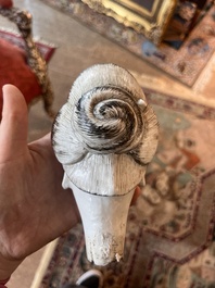 Importante figure d'une femme &agrave; l'enfant en porcelaine de Chine famille verte, 19&egrave;me si&egrave;cle