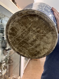 Vase couvert en porcelaine de Chine en bleu et blanc &agrave; d&eacute;cor de rinceaux de lotus, Kangxi