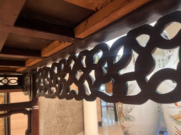 Table d'autel en bois sculpt&eacute; au plateau en bois de racine, Chine, 20&egrave;me si&egrave;cle