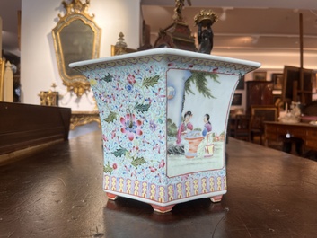 Jardini&egrave;re hexagonale en porcelaine de Chine famille rose &agrave; d&eacute;cor floral et de dames dans un jardin, 20&egrave;me si&egrave;cle