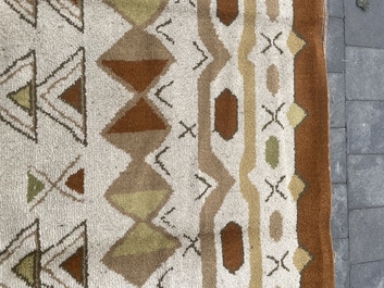 Tapis europ&eacute;en en laine &agrave; d&eacute;cor g&eacute;om&eacute;trique de style Art D&eacute;co, seconde moiti&eacute; du 20&egrave;me si&egrave;cle