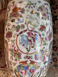 Paire de vases en porcelaine de Chine famille rose de Canton &agrave; d&eacute;cor floral et de sc&egrave;nes de palais, 19&egrave;me si&egrave;cle