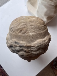 Apr&egrave;s les antiques: T&ecirc;te de dame, marbre sculpt&eacute; sur un socle en marbre, fin du 18&egrave;me si&egrave;cle