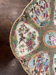 Bol lob&eacute; en porcelaine de Chine famille rose de Canton &agrave; d&eacute;cor de sc&egrave;nes de palais, de faune et de flore, 19&egrave;me si&egrave;cle