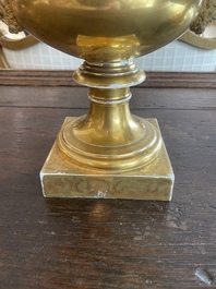 Paire de vases en porcelaine de Paris polychrome et dor&eacute;e &agrave; d&eacute;cor de sc&egrave;nes d'apr&egrave;s Teniers, France, 19&egrave;me si&egrave;cle