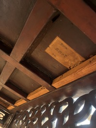 Table d'autel en bois sculpt&eacute; au plateau en bois de racine, Chine, 20&egrave;me si&egrave;cle