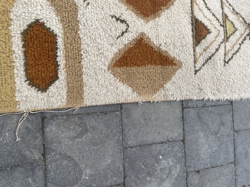 Tapis europ&eacute;en en laine &agrave; d&eacute;cor g&eacute;om&eacute;trique de style Art D&eacute;co, seconde moiti&eacute; du 20&egrave;me si&egrave;cle