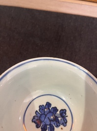 Bol en porcelaine de Chine bleu et blanc &agrave; d&eacute;cor d'oiseaux parmi des branches fleuries, marque et &eacute;poque de Jiajing