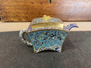Paire de th&eacute;i&egrave;res en &eacute;maux cloisonn&eacute;s &agrave; d&eacute;cor de papillons et de pies, Chine, 19&egrave;me si&egrave;cle