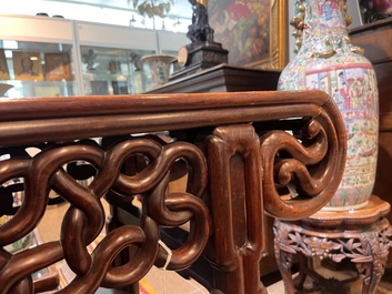 Table d'autel en bois sculpt&eacute; au plateau en bois de racine, Chine, 20&egrave;me si&egrave;cle