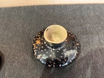 Paire de supports de bols en porcelaine &eacute;maill&eacute;e en brun et noire de style Song, Chine, probablement 20&egrave;me si&egrave;cle