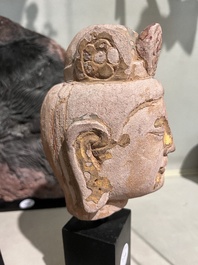 T&ecirc;te de Guanyin en pierre sculpt&eacute;e aux traces de dorure et de polychromie, Chine, probablement Tang