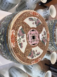 Paire de tabourets en porcelaine de Chine famille rose &agrave; d&eacute;cor de dragons et de ph&eacute;nix, 19&egrave;me si&egrave;cle