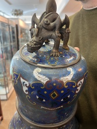 Gong en &eacute;maux cloisonn&eacute;s dans son support en bois sculpt&eacute;, Chine, 19&egrave;me/20&egrave;me si&egrave;cle