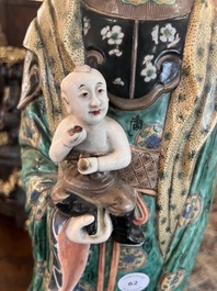 Importante figure d'une femme &agrave; l'enfant en porcelaine de Chine famille verte, 19&egrave;me si&egrave;cle