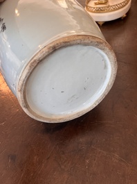 Paire de vases en porcelaine de Chine famille rose &agrave; d&eacute;cor de dame et des enfants dans un jardin de palais jouant avec un chat, 19&egrave;me/20&egrave;me s.