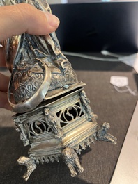 Reliquaire en forme de la Vierge &agrave; l'Enfant sur un tr&ocirc;ne de style n&eacute;ogothique en argent, probablement Hanau, Allemagne, 19&egrave;me si&egrave;cle