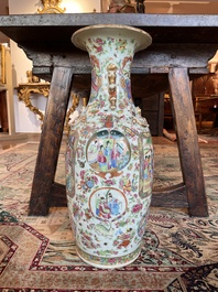 Paire de vases en porcelaine de Chine famille rose de Canton &agrave; d&eacute;cor floral et de sc&egrave;nes de palais, 19&egrave;me si&egrave;cle