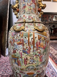 Paire de vases en porcelaine de Chine famille rose de Canton &agrave; d&eacute;cor floral, de sc&egrave;nes de palais et d'antiquit&eacute;s, 19&egrave;me si&egrave;cle