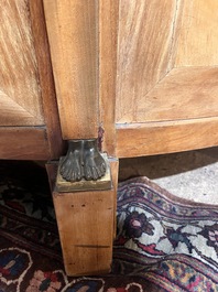 Jean Joseph Chapuis (1765-1864): Buffet Empire de forme demi-lune en placage d'acajou flamm&eacute; aux montures en bronze et dessus en marbre