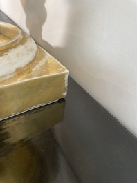 Paire de beaux vases Empire en porcelaine de Paris dor&eacute;e et polychrome &agrave; d&eacute;cor de paysages anim&eacute;s, France, premi&egrave;re moiti&eacute; du 19&egrave;me si&egrave;cle