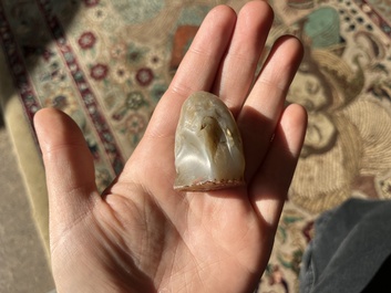 Une t&ecirc;te de bouddha sculpt&eacute;e en jad&eacute;&iuml;te, un tigre en pierre dure et un seau, Chine, 19&egrave;me/20&egrave;me si&egrave;cle