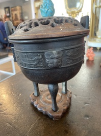 Br&ucirc;le-parfum tripod en bronze au couvercle en bois sculpt&eacute; &agrave; prise en turquoise, Chine, 19&egrave;me si&egrave;cle