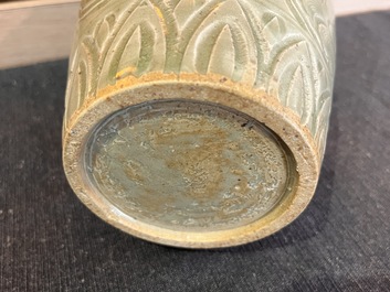 Vase en porcelaine de Chine c&eacute;ladon de style Yaozhou, 19&egrave;me/20&egrave;me si&egrave;cle