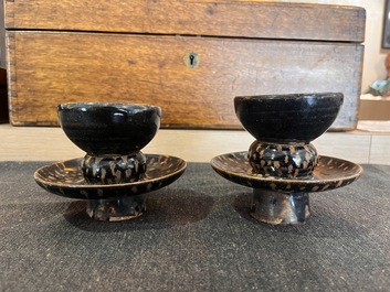 Paire de supports de bols en porcelaine &eacute;maill&eacute;e en brun et noire de style Song, Chine, probablement 20&egrave;me si&egrave;cle