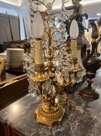 Garniture de chemin&eacute;e en trois pi&egrave;ces en bronze dor&eacute; &agrave; d&eacute;cor floral et de putti, France, 19&egrave;me/20&egrave;me si&egrave;cle